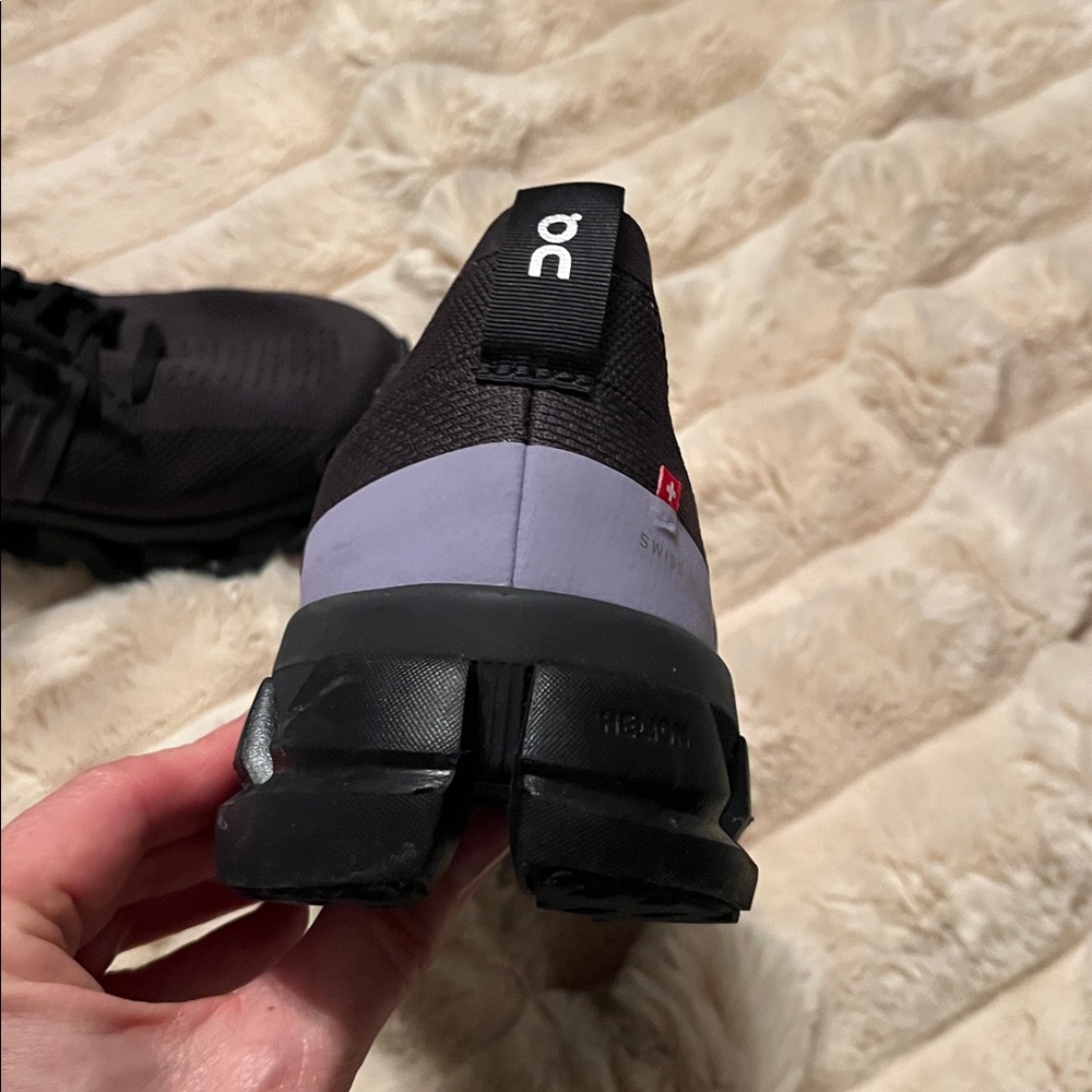 NWT ON women’s Cloud swift 3 (OC) black with purple size 8.5 NWT w box - Picture 6 of 7